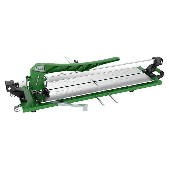 Berg Handfliesenschneider BTC 900 EUROPE - Max. Schnittlänge: 900 mm, Max. Fliesenstärke: 20 mm - Eine Berg Fliesenschneidmaschine in Grün mit silbernen Schneidetischen, die für präzise Fliesenzuschnitte sorgt und hohe Genauigkeit bietet.