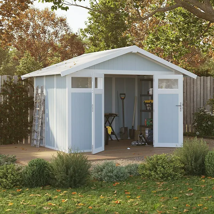 Grosfillex Caseta para jardín Utility - Medidas ext. (An x Pr): 370 x 298 cm, Plástico, Gris azulado - Caseta de jardín azul claro con detalles blancos y puertas dobles abiertas, rodeada de exuberante vegetación. La caseta ofrece mucho espacio de almacenamiento.