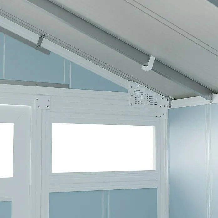 Grosfillex Gerätehaus Utility V7,5 - Außenmaß inkl. Dachüberstand (B x T): 370 x 298 cm, Kunststoff, Grau-blau - Innenansicht eines Gartenhauses mit weißen Rahmen und hellblauen Paneelen, die eine helle und moderne Atmosphäre vermitteln.