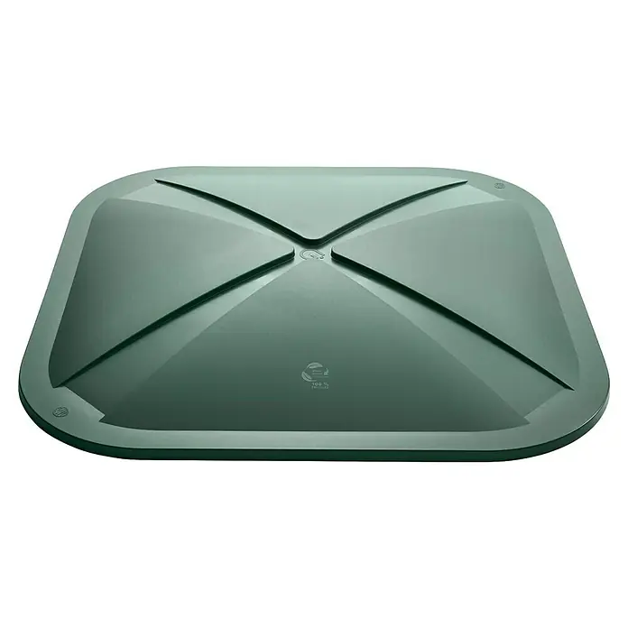 Garantia Regentonne Ibiza - 300 l, Grün, 1 Stk. - Eine grüne, quadratische Verschlusskappe mit einem erhabenen, X-förmigen Muster und einem "100% Recycelt"-Logo.