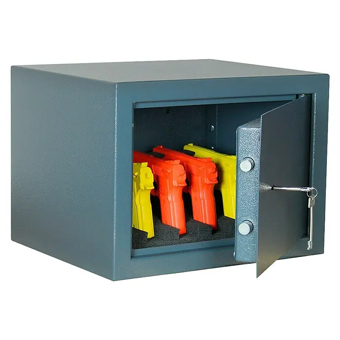 Rottner Kurzwaffenhalter - L x B x H: 20 x 37,5 x 13,5 cm, Geeignet für: Max. 5 Kurzwaffen ohne Munition - Bild eines Tresors mit bunten Pistolen darin. Der Tresor ist grau und steht offen.