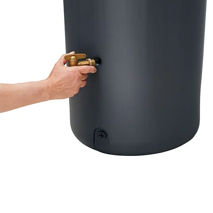 Garantia Regenspeicher Azura 2in1 - 340 l, Graphite - Nahaufnahme einer grauen Regentonne mit goldenem Hahn und einer Hand, die ihn bedient. Praktische Wasserspeicherung für den Garten.