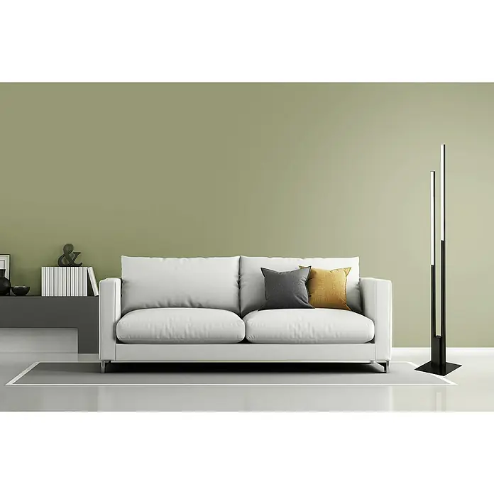 Eglo Connect LED-Stehleuchte Fraioli-Z - Höhe: 176 cm, Schwarz, RGBW - Ein modernes Wohnzimmer mit einem eleganten, weißen Sofa, akzentuiert durch Kissen und eine schlanke Stehlampe.