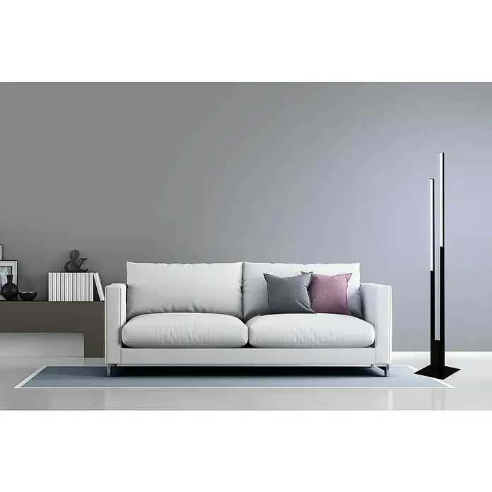 Eglo Connect LED-Stehleuchte Fraioli-Z - Höhe: 176 cm, Schwarz, RGBW - Ein modernes Wohnzimmer mit einem weißen Sofa und einer minimalistischen Stehlampe mit LED-Beleuchtung.