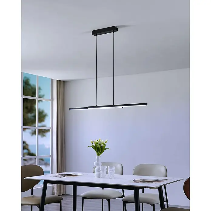 Eglo Connect LED-Pendelleuchte Fraioli-Z - L x B x H: 105,5 x 10 x 120 cm, Schwarz, RGBW - Esszimmer mit modernem linearem LED-Pendelleuchte über einem Esstisch mit Marmorplatte.