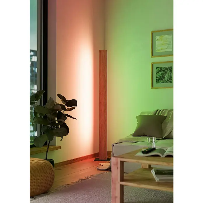 Eglo LED-Stehleuchte Anchorena-Z - L x B x H: 10,5 x 5,5 x 150 cm, 35 W, RGBW - Eine moderne Philips Hue Stehleuchte strahlt in einem gemütlichen Wohnzimmer in Rot- und Grüntönen und sorgt für eine angenehme Atmosphäre.