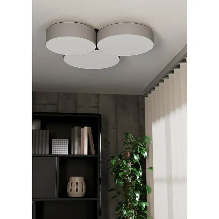 Eglo Connect LED-Deckenleuchte Barbano-Z - L x B x H: 56,5 x 60,5 x 9 cm, Schwarz, RGBW - Deckenleuchte mit drei runden Lampenschirmen in einem modernen Raum.