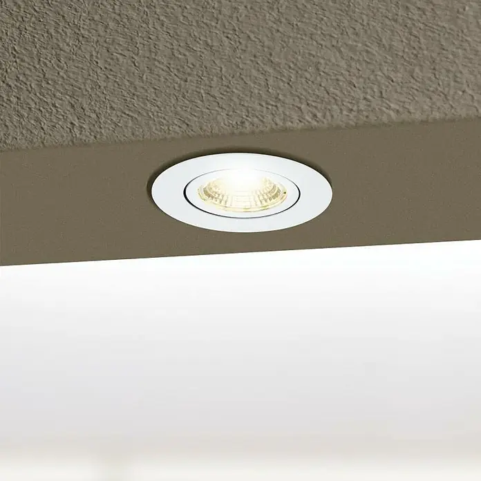 Eglo LED-Einbauleuchte rund Saliceto-Z - Ø x H: 88 x 46 mm, Weiß, 1 Stk. - Nahaufnahme einer LED-Deckeneinbauleuchte mit weißer Blende, die warmes Licht in einem modernen Raum spendet.