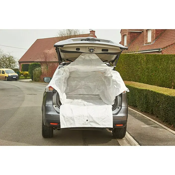 Mottez Transporttasche - L x B x H: 140 x 100 x 80 cm, Schutz gegen: Beschädigungen - Eine Auto-Gepäckraumschutzdecke aus weißem Material, die den Kofferraum eines grauen Autos vor Schmutz schützt.
