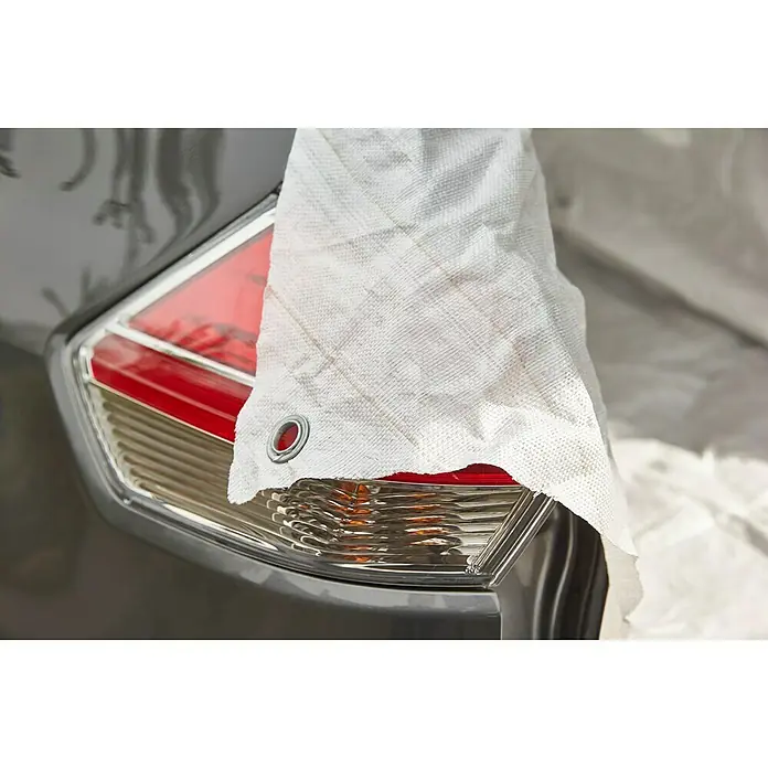 Mottez Transporttasche - L x B x H: 140 x 100 x 80 cm, Schutz gegen: Beschädigungen - Nahaufnahme eines grauen Fahrzeugrücklichts, teilweise mit einem weißen Tuch bedeckt, das die Textur und das Design hervorhebt.