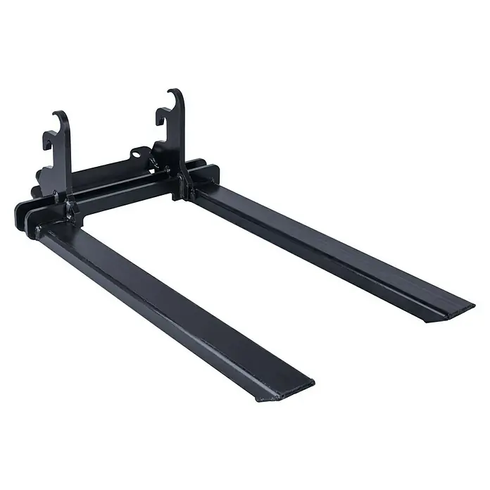 Scheppach Palettengabel - Passend für: Scheppach Kompaktlader MKL730 - Nahaufnahme eines schwarzen Gabelstapler-Anbaugeräts. Es ist ein robustes Gerät für schwere Lasten.