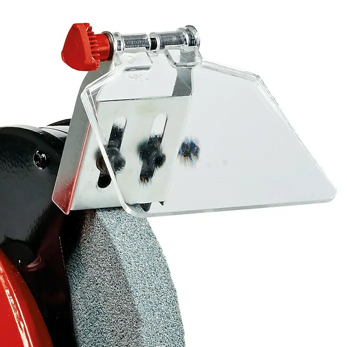 Einhell Nass-Trocken Doppelschleifer TC-WD 200/150 - 170 W, Durchmesser Schleifscheibe: 200 mm, 2.980 U/min - Nahaufnahme eines Schleifbocks mit transparentem Augenschutz, der die Schleifscheibe abdeckt und Sicherheit beim Arbeiten bietet.