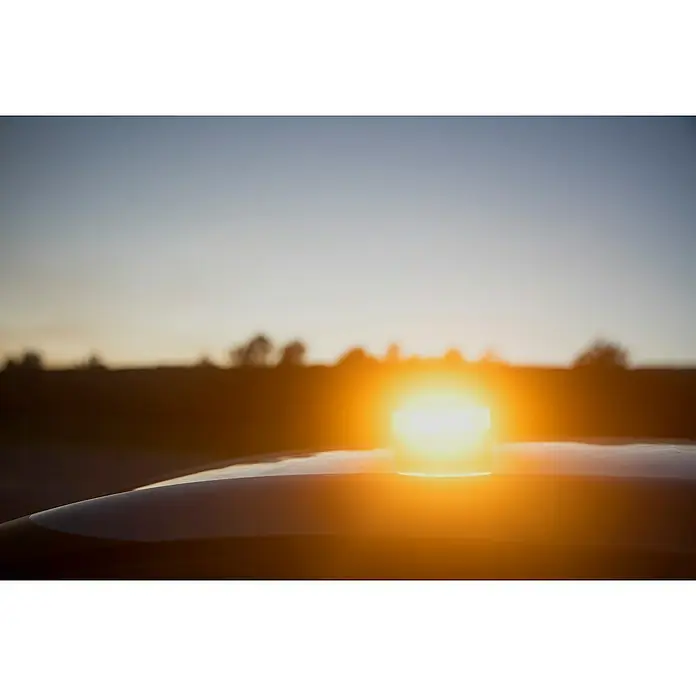 Luz de emergencia Help Flash IoT+ - Apto para: Avería en el vehículo - Una luz de advertencia brillante está montada en el techo del coche, claramente visible en el crepúsculo y mejora la seguridad.