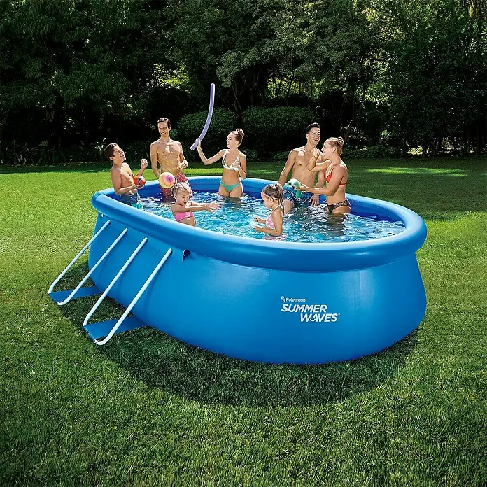 Quick-Up-Pool Summer Waves - L x B x H: 457 x 305 x 107 cm, Blau, 8.670 l, Oval - Sommerliche Szene mit einem aufblasbaren Summer Waves Pool, in dem Kinder und Erwachsene im Garten Spaß haben.