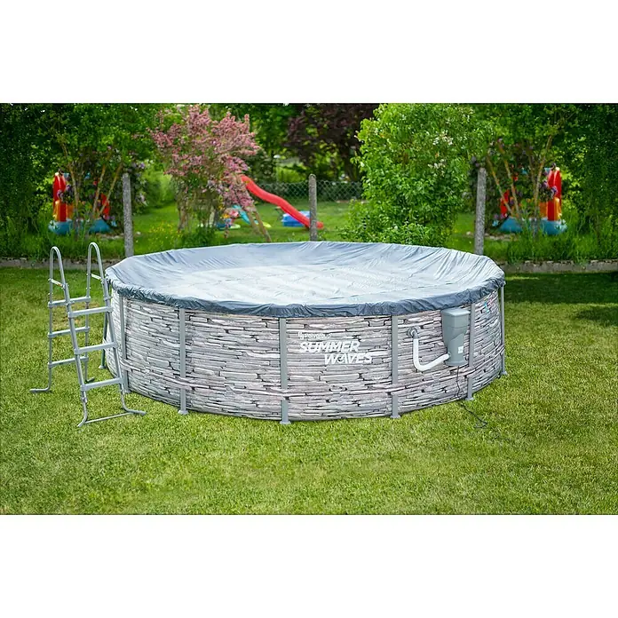 Frame-Pool Summer Waves Elite - Ø x H: 427 x 107 cm, Steingrau, 13.294 l - Ein großes Summer Waves-Aufstellbecken mit Abdeckung und Leiter steht auf einer grünen Rasenfläche im Garten.