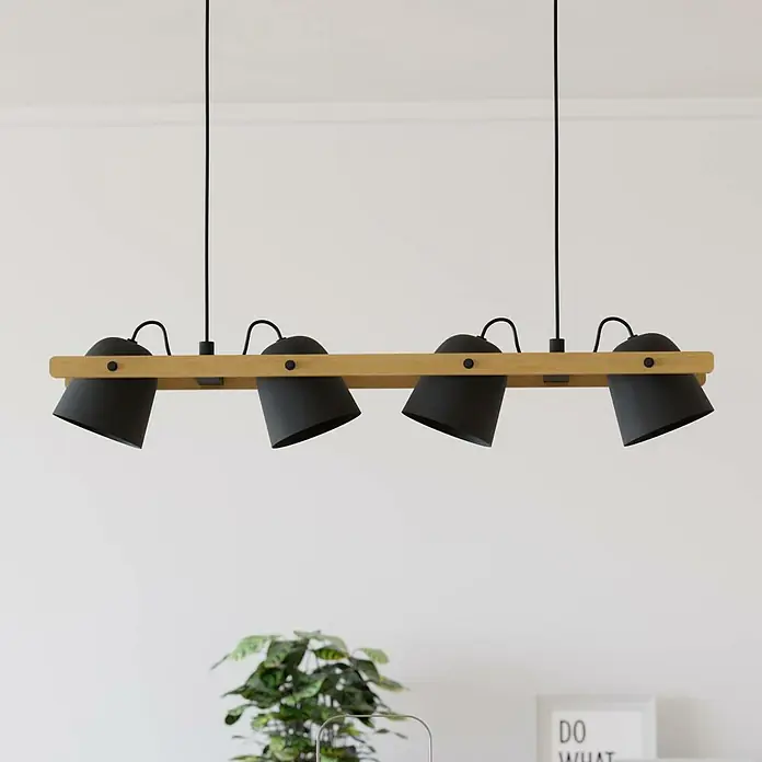 Eglo Connect LED-Pendelleuchte Hornwood-Z - L x B x H: 78 x 14 x 110 cm, Schwarz, Braun, RGBW - Nahaufnahme einer modernen Hängelampe mit vier schwarzen Lampenschirmen und einer Holzhalterung, die über einem Tisch hängt.