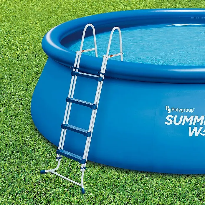 Poolleiter Summer Waves - Passend für: Pools bis 132 cm Höhe, Stahl - Nahaufnahme einer Leiter, die an einem blauen aufblasbaren Pool auf einem grünen Rasen befestigt ist.