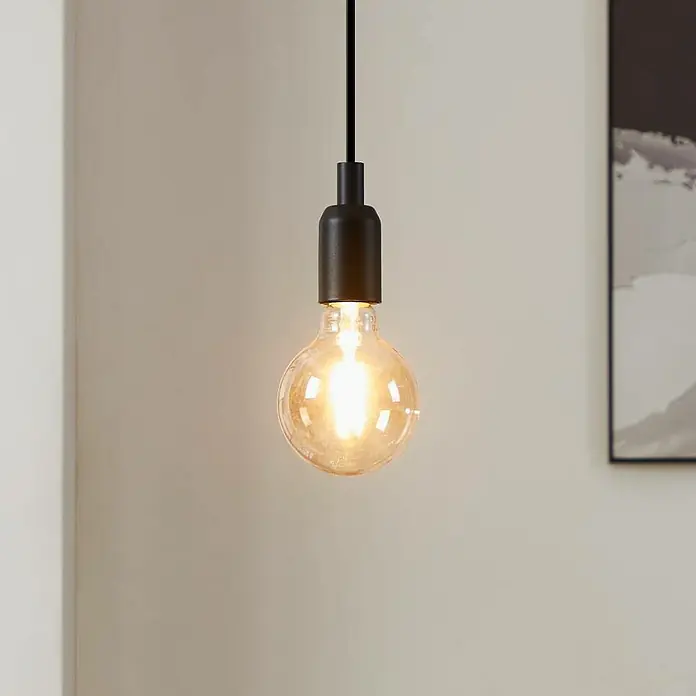 Eglo connect.z Smart-LED-Lampe - E27, Dimmbar, Warmweiß, 4,9 W, 500 lm, 1 Stk. - Nahaufnahme einer Pendelleuchte mit einer Glühbirne, die ein warmes Licht ausstrahlt und eine gemütliche Atmosphäre erzeugt.
