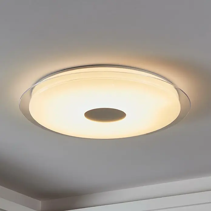 Eglo Connect LED-Deckenleuchte rund Lanciano-Z - 38,1 W, Ø x H: 77 x 9,5 cm, Weiß, Transparent, Tageslichtweiß - Nahaufnahme einer runden Deckenleuchte mit einem klaren Rand, die an einer weißen Decke befestigt ist und ein warmes Licht ausstrahlt.