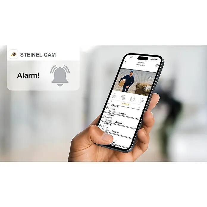 Steinel LED-Strahler CAM 2 SC - 21 W, 2.310 lm, 3.000 K, IP44 - Nahaufnahme eines Smartphones mit der STEINEL CAM App, die eine Alarmbenachrichtigung und Live-Videoüberwachung anzeigt.