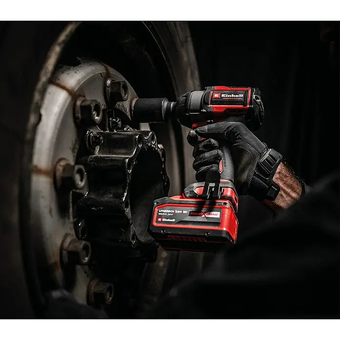 Einhell Power X-Change 18V Akku-Schlagschrauber TP-CW 18/750-C LI BL - 18 V, Ohne Akku, 750 Nm - Ein Einhell Akku-Schlagschrauber im Einsatz beim Radwechsel. Das rote und schwarze Werkzeug ist mit einem Akku ausgestattet.