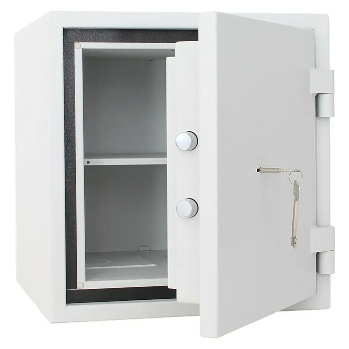 Rottner Feuerschutztresor Fire Safe - 45 x 44 x 46 cm, Doppelbart-Hochsicherheitsschloss - Abgebildeter weißer Tresor mit geöffneter Tür und Schlüsseln. Der Tresor bietet Sicherheit für Wertgegenstände und Dokumente.