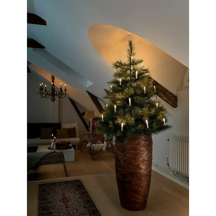Konstsmide LED-Weihnachtskerzen - 5,3 m, Weiß, Lichtfarbe: Warmweiß, 15 Stk., IP20 - Stimmungsvoller künstlicher Weihnachtsbaum mit warmweißen Kerzen in einem geflochtenen Übertopf für eine festliche Atmosphäre.