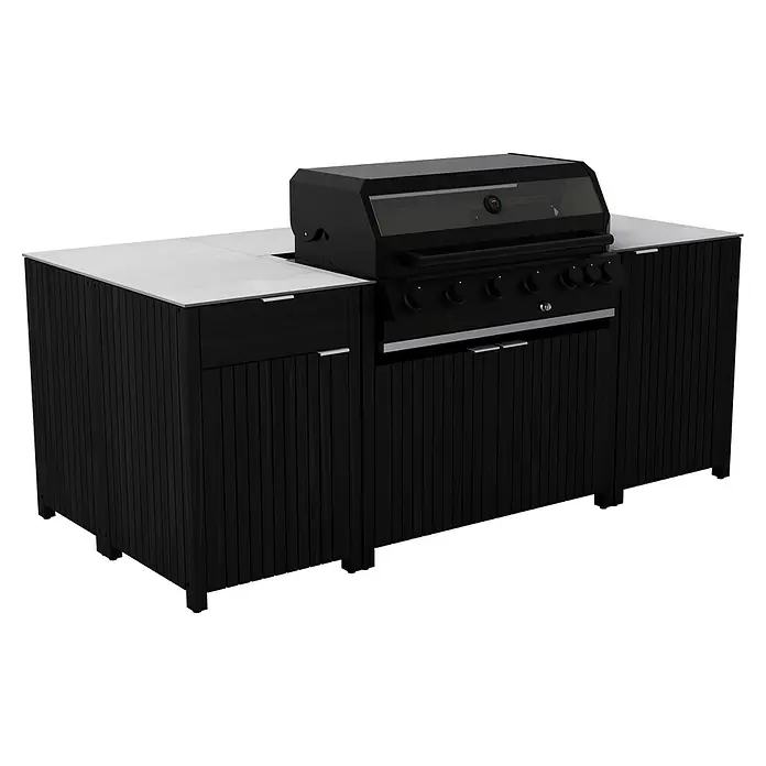 Kingstone Outdoorküche - 6 -tlg., Teakholz, Keramik, Schwarz - Schwarzer Grill mit Kochfeldern und weißen Arbeitsplatten auf einem Unterschrank für den Außenbereich.