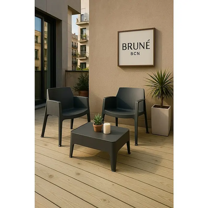 Set de muebles de jardín Master -  - Conjunto de muebles de patio con dos sillones grises y una mesa de plástico, decorado con una planta y una vela sobre un suelo de madera.
