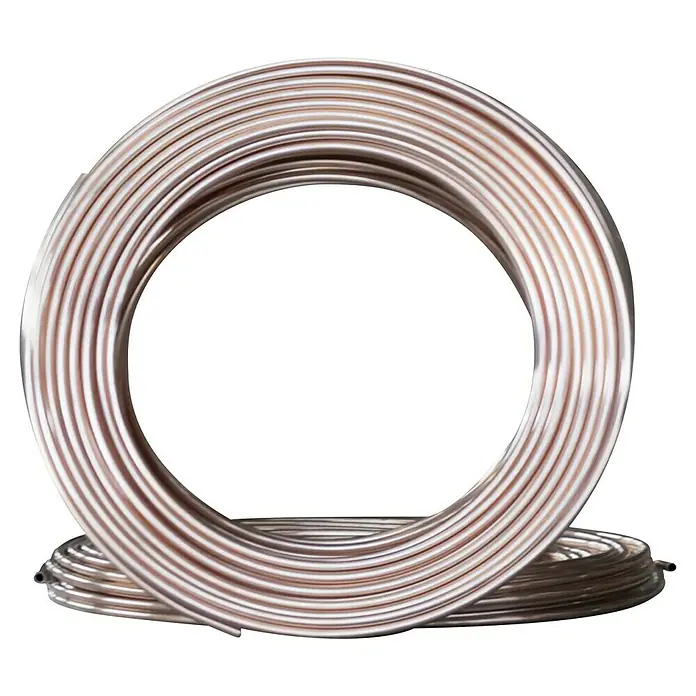 Kupferrohr - Durchmesser: 15 mm - Kupferrohrring: Nahaufnahme eines gewundenen Kupferrohrrings auf schwarzem Hintergrund, ideal für Sanitär- oder Klimaanlagenprojekte.