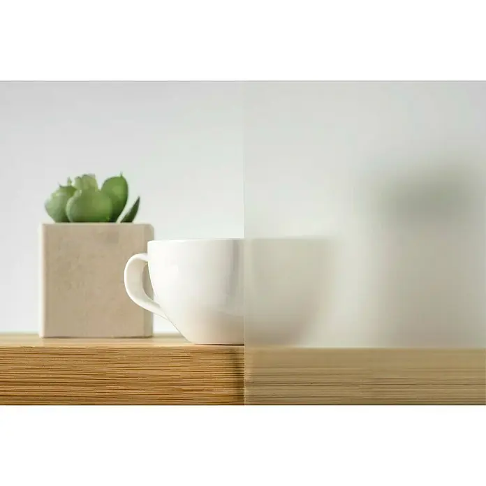 Classen PL Zimmertür Garda - 735 x 1.985 mm, DIN Anschlag: Rechts, Kaschmir, Röhrenspan - Nahaufnahme einer weißen Tasse und einer Sukkulente in einem quadratischen Topf, platziert auf einem Holztablett mit einem Milchglas-Effekt.