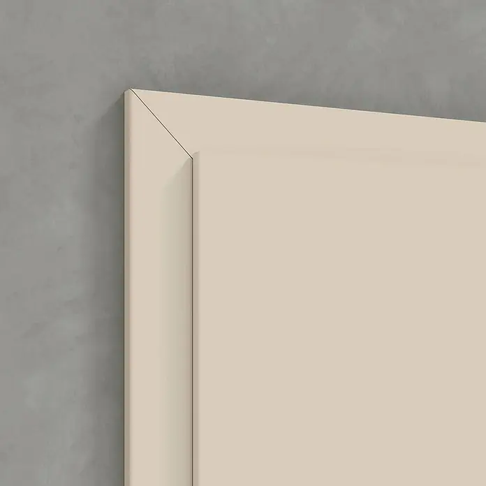 Classen PL Zimmertür Garda - 735 x 1.985 mm, DIN Anschlag: Rechts, Kaschmir, Röhrenspan - Nahaufnahme einer cremefarbenen Türzarge, die die architektonischen Details und die Farbpalette hervorhebt.