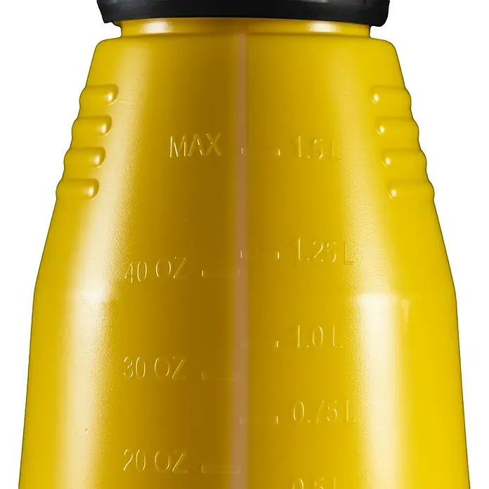 Mesto Drucksprüher e.FLOWER 3,7 V - Füllmenge: 1,5 l - Nahaufnahme einer gelben Sprühflasche mit Füllstandsanzeigen in Unzen und Litern, ideal für Reinigungs- und Gartenarbeiten.