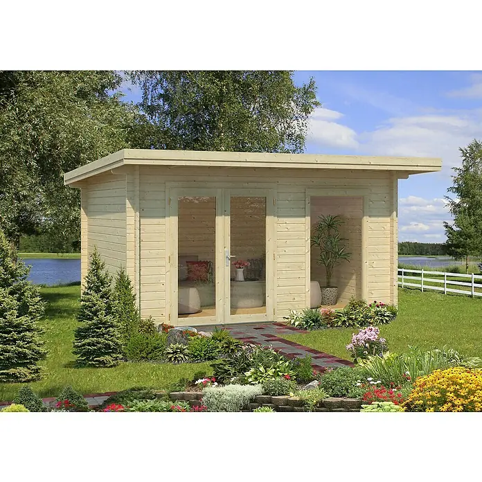 Palmako Caseta de jardín Heidi - Medidas ext. (An x Pr): 478 x 403 cm, Madera, Natural - Una caseta de jardín de madera clara con puertas dobles y techo plano, rodeada de exuberante vegetación, con vistas al lago.