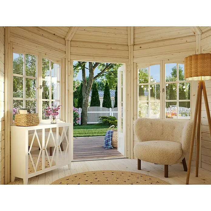 Palmako Caseta de jardín Veronica 2 - Medidas ext. (An x Pr): 359 x 389 cm, Madera, Natural - Interior luminoso con sillón acogedor, lámpara y mueble en una habitación llena de luz con vistas a la vegetación.