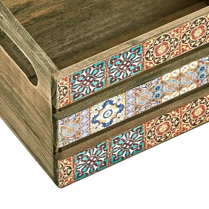 Zeller Present Aufbewahrungsbox Mosaik - L x B x H: 240 x 140 x 135 mm, Holz, Braun - Nahaufnahme einer Holzkiste mit dekorativen Fliesenmustern, ideal zur Aufbewahrung und Dekoration. Rustikaler Charme trifft auf farbenfrohe Details.
