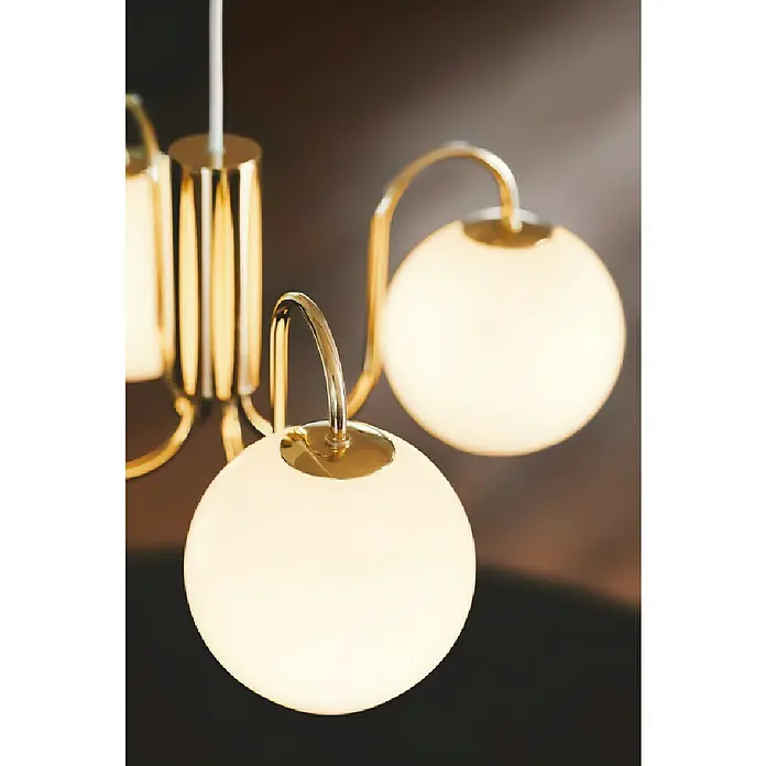 Nordlux Lámpara colgante Franca - 160 W, Blanco, E14 - Primer plano de una elegante lámpara colgante dorada con múltiples bombillas en forma de globo, que emiten un brillo cálido.