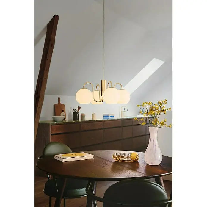 Nordlux Lámpara colgante Franca - 160 W, Blanco, E14 - Una lámpara colgante moderna con marco dorado y pantallas de globo blancas cuelga sobre una mesa de madera en un interior elegante.