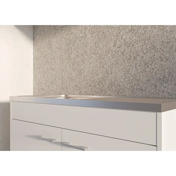 Stolarz-Lempert Spülenunterschrank Basic - 50 x 100 x 84 cm, Weiß - Nahaufnahme eines modernen weißen Waschbeckens mit Chromgriffen und strukturierter Rückwand für stilvolle Badezimmerästhetik.