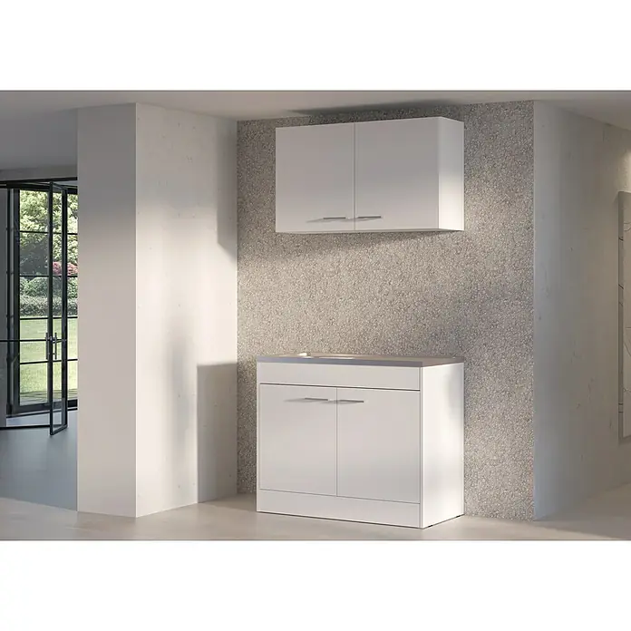 Stolarz-Lempert Küchen-Hängeschrank Basic - 30,6 x 100 x 58 cm, Weiß - Helle Badezimmeransicht mit einem weißen Waschbeckenunterschrank und einem passenden Hängeschrank an einer strukturierten Wand.