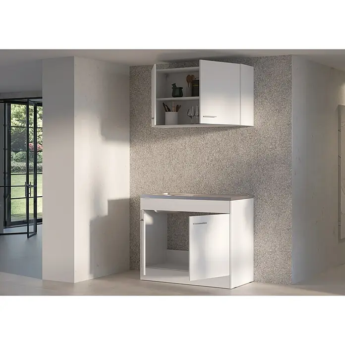 Stolarz-Lempert Spülenunterschrank Basic - 50 x 100 x 84 cm, Weiß - Helle Kücheneinrichtung mit weißem Unterschrank und Hängeschrank, der zusätzlichen Stauraum und Organisation in der Küche bietet.