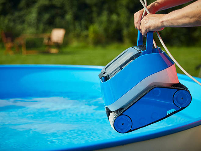 Poolsauger wird in den Pool zur Reinigung gegeben