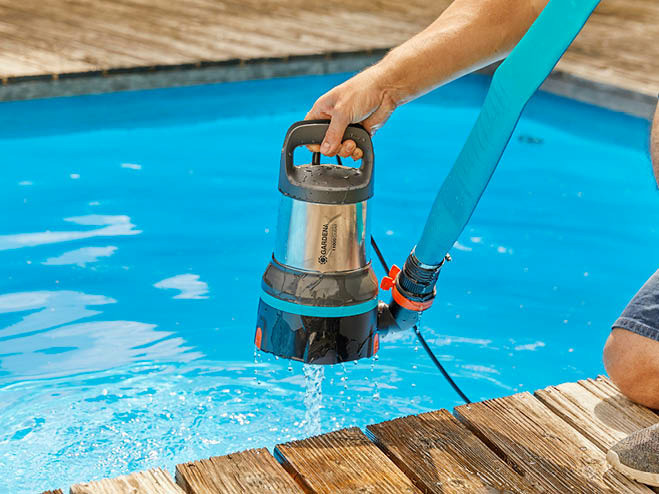Tauchpumpe wird in den Einbaupool gegeben