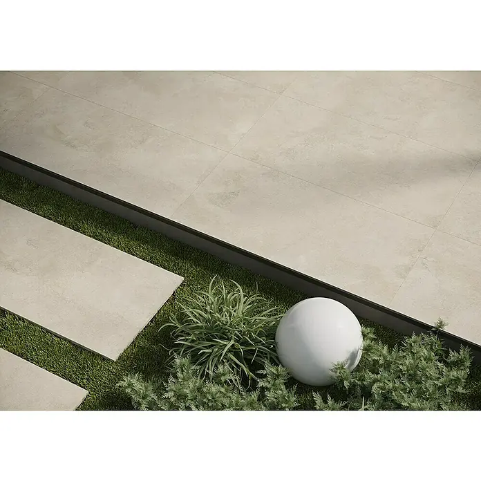 Queens Terrassenfliese - 59,3 x 119,3 x 2 cm, Beige, Matt - Fliesenboden mit Grasfläche und dekorativer Kugel. Elegante Bodengestaltung mit beigen Fliesen, die einen modernen und stilvollen Eindruck vermitteln.