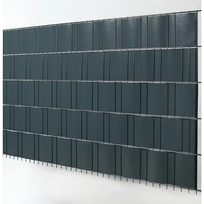 Floraworld Sichtschutzstreifen - 205 x 24 cm, Anthrazit, Uni - Ansicht eines modernen Sichtschutzzauns mit grauen Paneelen und Metallgitterstruktur für Privatsphäre und modernes Design.