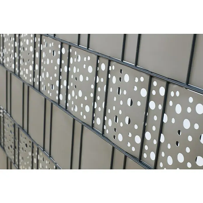 Floraworld Sichtschutzstreifen - 201 x 19 cm, Grau, Dekor Kreis - Nahaufnahme einer perforierten Metallwand mit einem Muster aus runden Löchern, die ein dekoratives Element im Raum bildet.