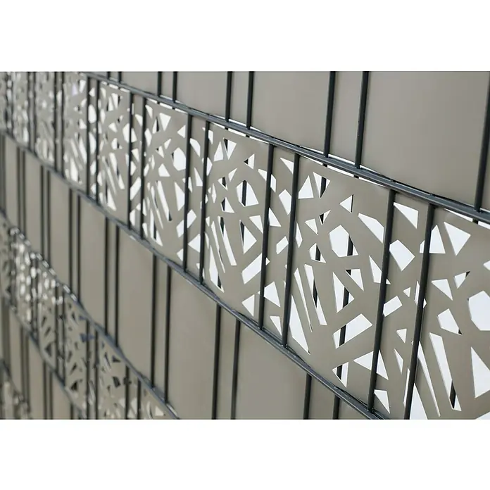 Floraworld Sichtschutzstreifen - 201 x 19 cm, Grau, Dekor Diamant - Nahaufnahme eines modernen Metallzauns mit abstrakten Ausschnitten und grauen Paneelen für Privatsphäre und Design.