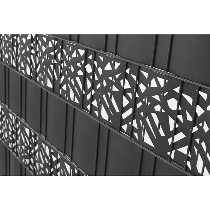 Floraworld Sichtschutzstreifen - 201 x 19 cm, Anthrazit, Dekor Diamant - Nahaufnahme eines modernen, grauen Metallzauns mit dekorativen, lasergeschnittenen Mustern für Privatsphäre und stilvolle Gartengestaltung.