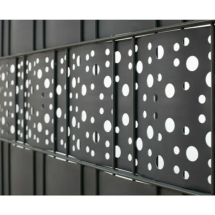 Floraworld Sichtschutzstreifen - 201 x 19 cm, Anthrazit, Dekor Kreis - Nahaufnahme eines schwarzen Metallzauns mit kreisförmigen Ausschnitten, der ein modernes und stilvolles Designelement zeigt.