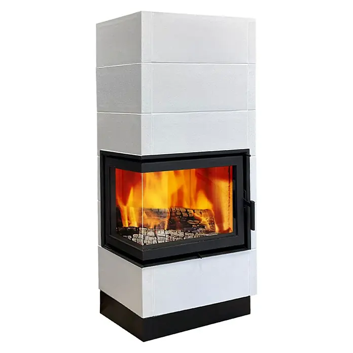 Domofire Kaminofen Erfurt links - 6 kW - Bild einer weißen Kaminanlage mit brennendem Holz, das durch die Glasscheibe sichtbar ist. Die moderne Konstruktion fügt sich nahtlos ins Raumdesign ein.